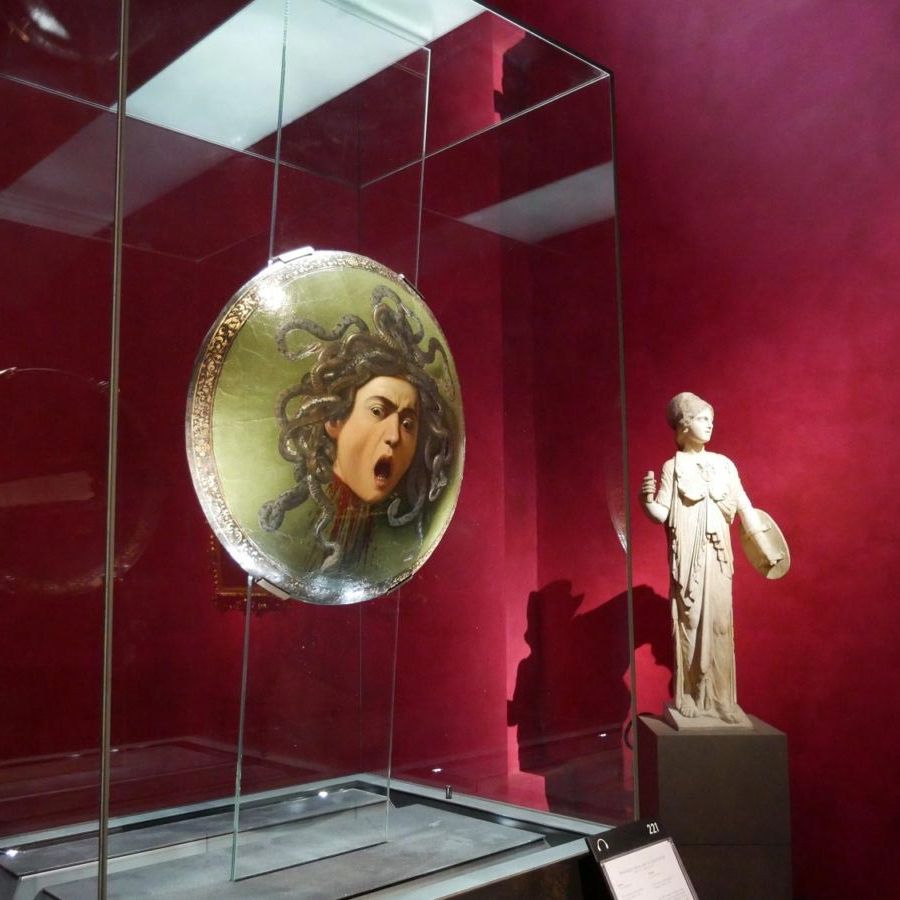 Uffizi, colore cremisi per la Medusa di Caravaggio
